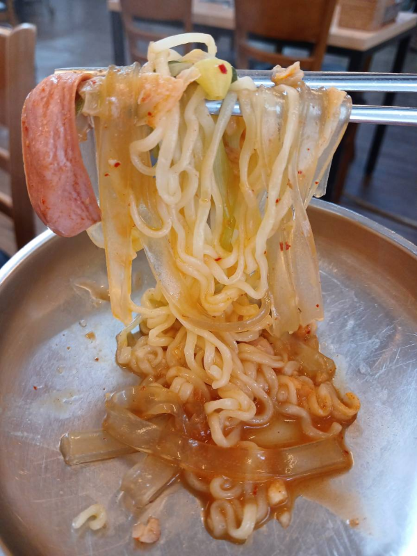 부대찌개 라면 들어올리다