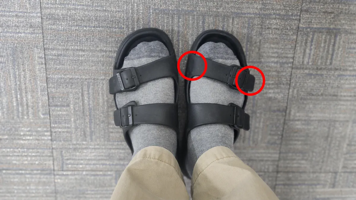 남자-사무실-슬리퍼-베어파우-착용-모습