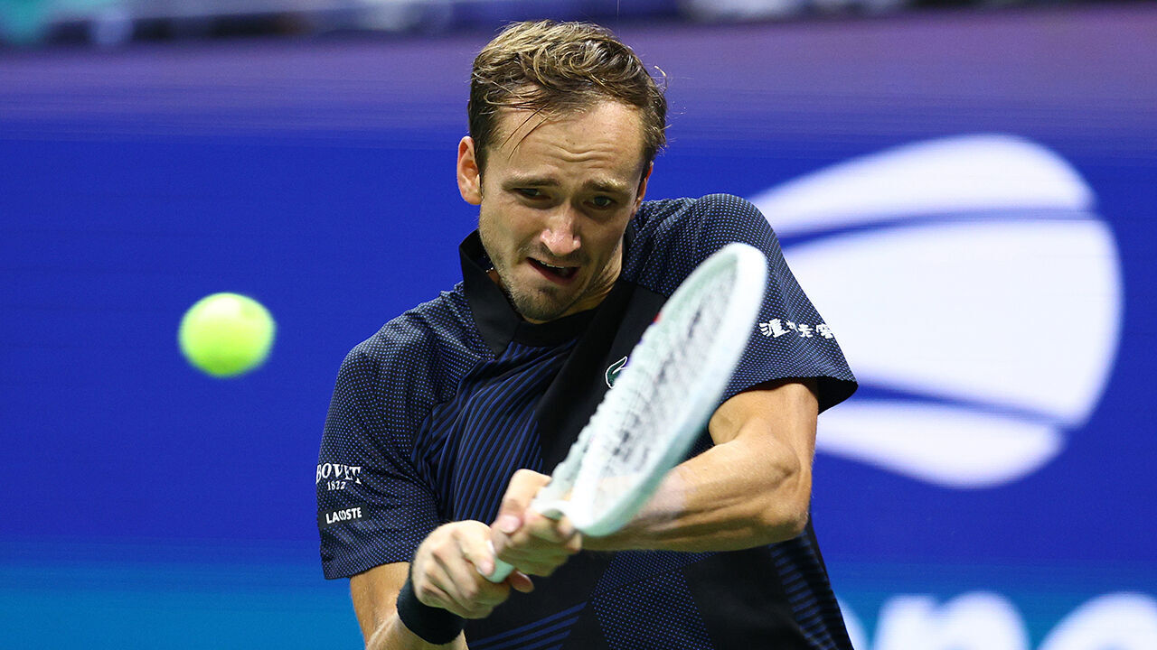 공을 받아 내고 있는 메드베테프