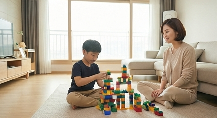 아이가 블록에 몰입해 있는 모습을 지켜보는 엄마
