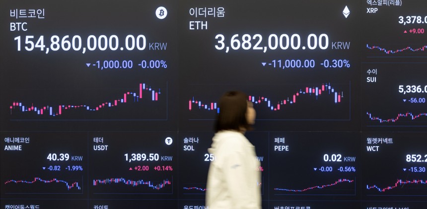 23일 오전 서울 강남구 업비트 전광판에 비트코인 등 가상자산 시황이 표시돼 있다. 21일(현지시간) 미국 가상화폐 거래소 코인베이스에 따르면 비트코인은 11만769달러를 기록하며 4개월 여 만에 사상 최고가를 경신함과 동시에 처음으로 11만 달러 선을 넘어섰다.