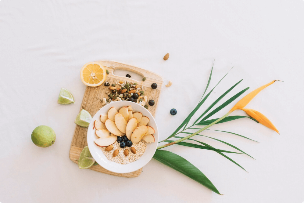 몸에 좋은 과일들을 예쁜 그릇에 담아 놓은 모습