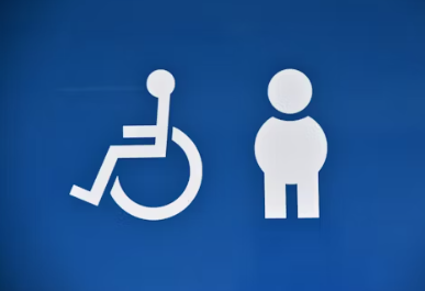 장애인과 일반 사람을 뜻하는 그림 기호가 나란히 있는 사진