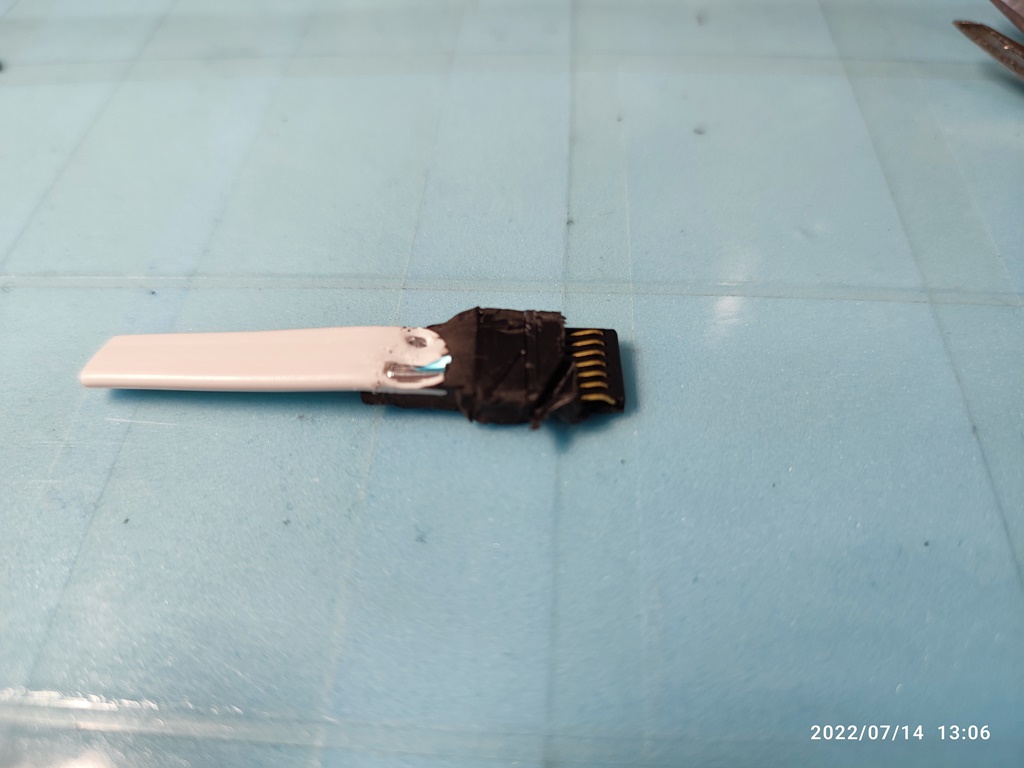 끝에 플라스틱은 단단한 재질이고 그것보다 안쪽은 물렁한 플라스틱 덮개를 가지고 있네요. 니퍼로 집어보니 자국 차이가 납니다.