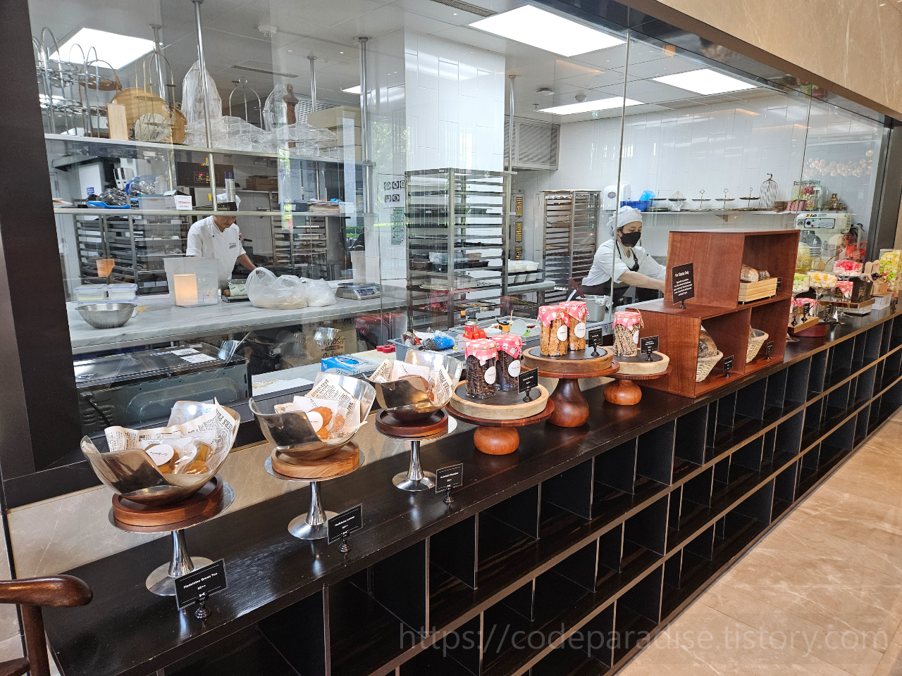 ํธํ
์ฌ์ง