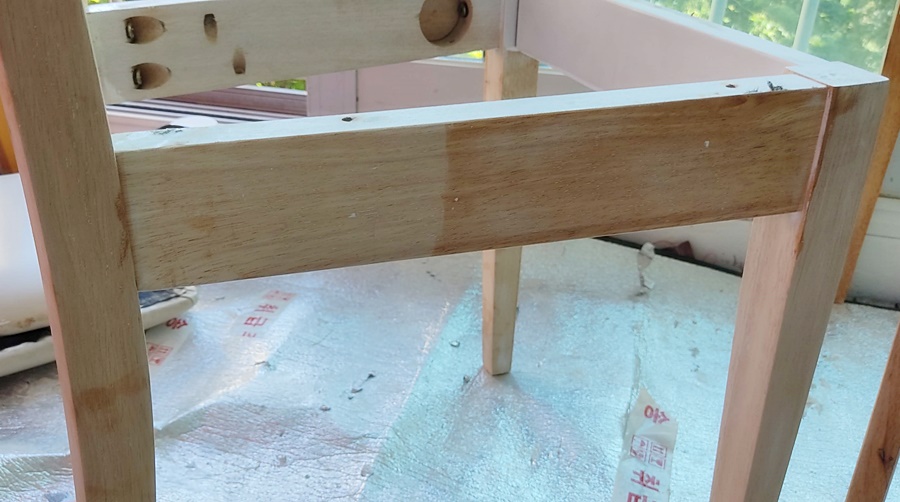 스테인을 반만 발라주어 색이 변한 식탁의자