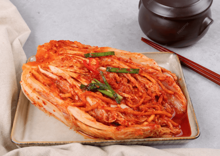 방금 한 김치를 담아 놓은 모습