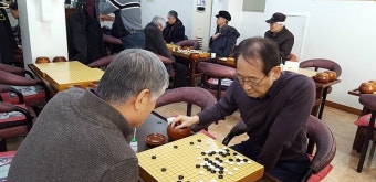 바둑을 두는 모습