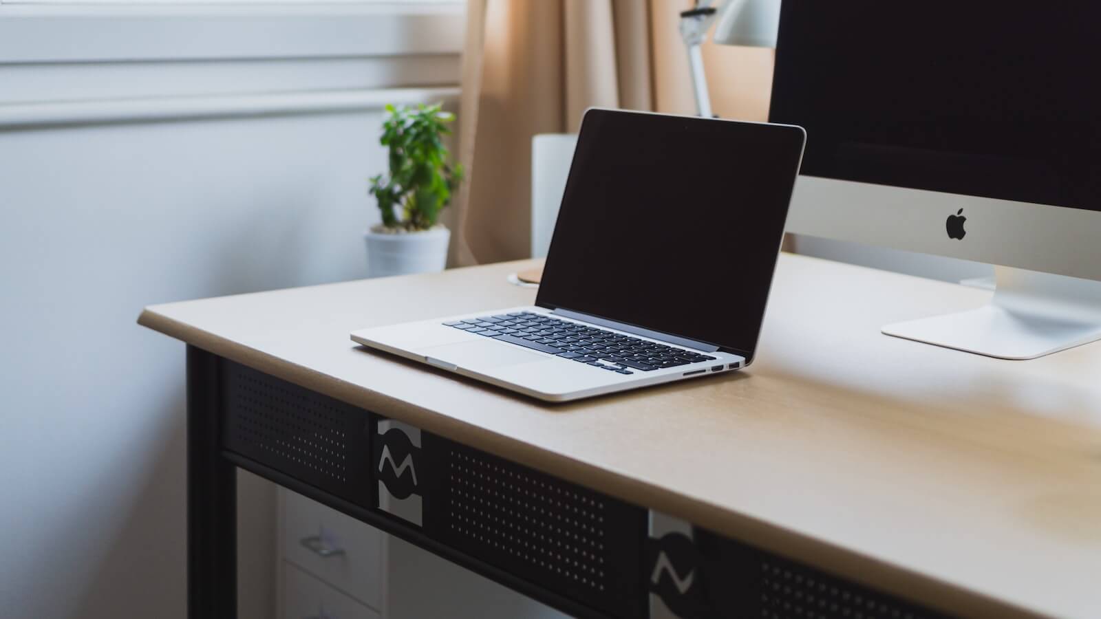 책상위노트북사진