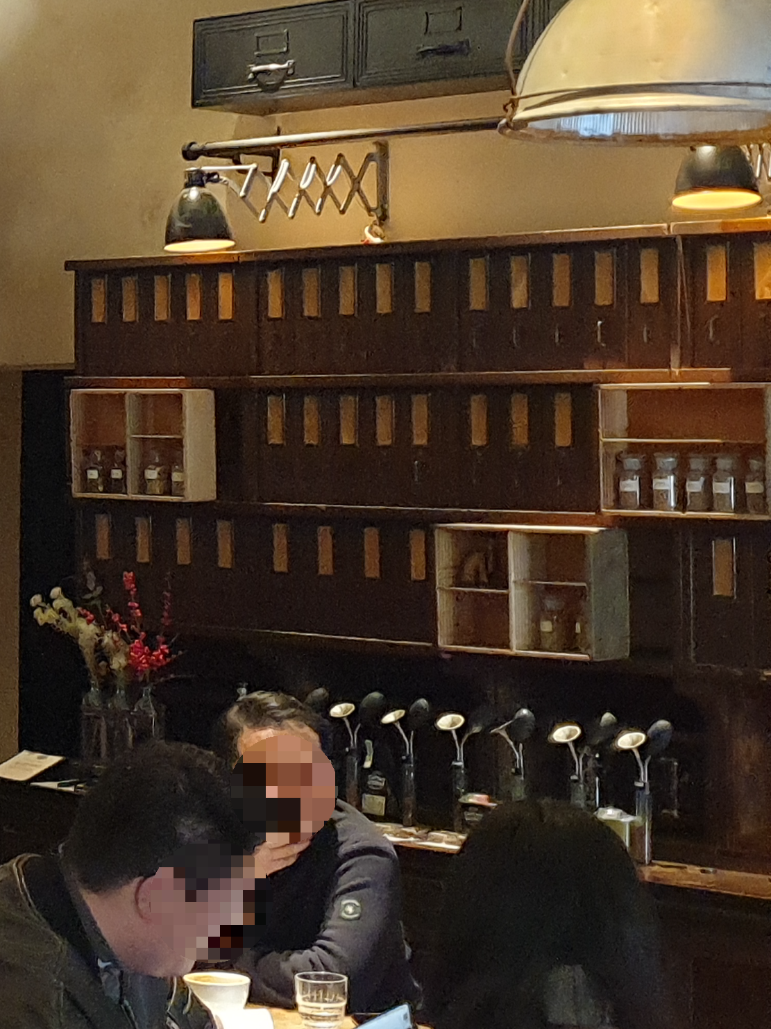 약장처럼 생긴 앤틱한 장에 판매용 원두가 진열되어 있다.