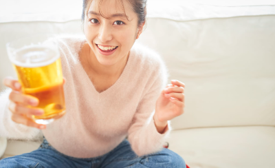 술을 즐겁게 마시는 여성