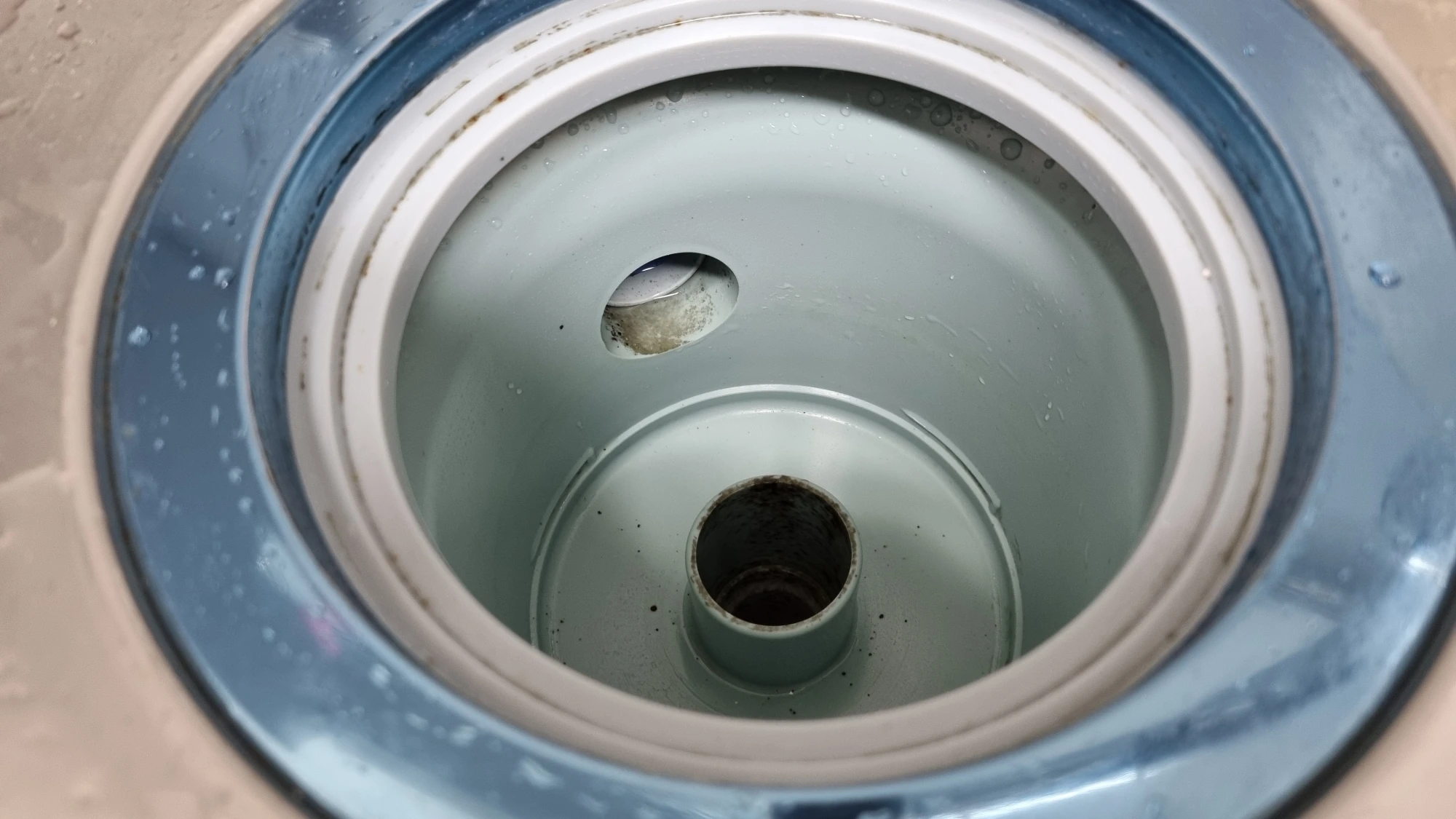 싱크대 배수구 모습