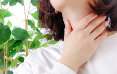 목을 잡은 여성