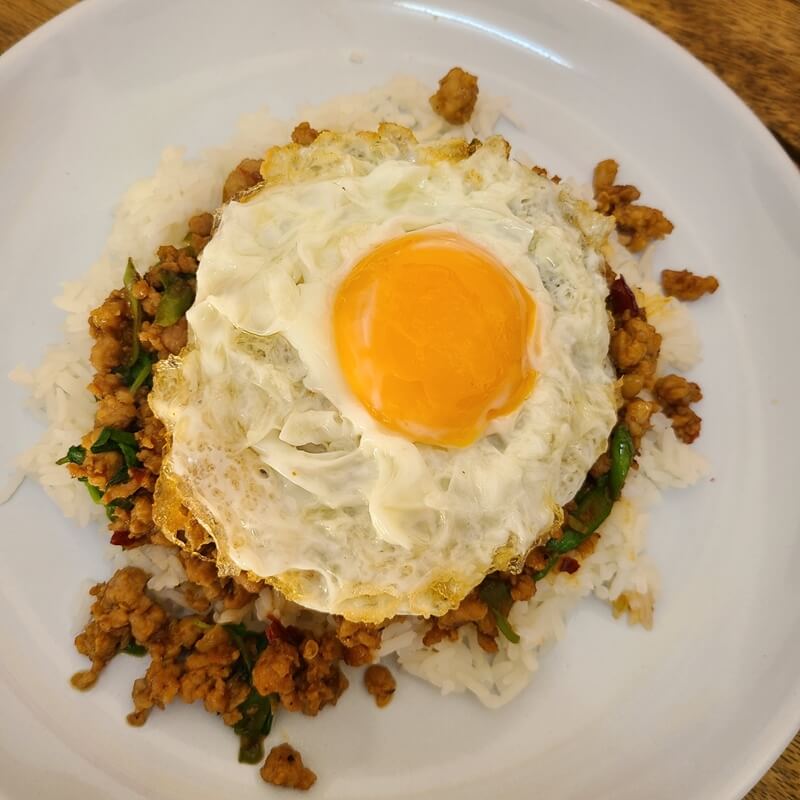 계란후라이가-올려진-고기덮밥