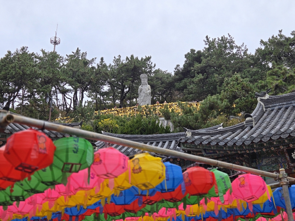 해동용궁사 해수관음상 &ndash; 절벽 위에 위치한 부처님 상