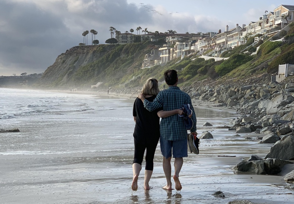 해변가 연인들의 산책 사진