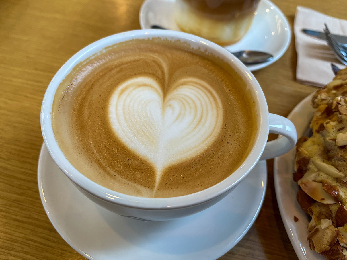 어셈블커피로스터즈 카페라떼