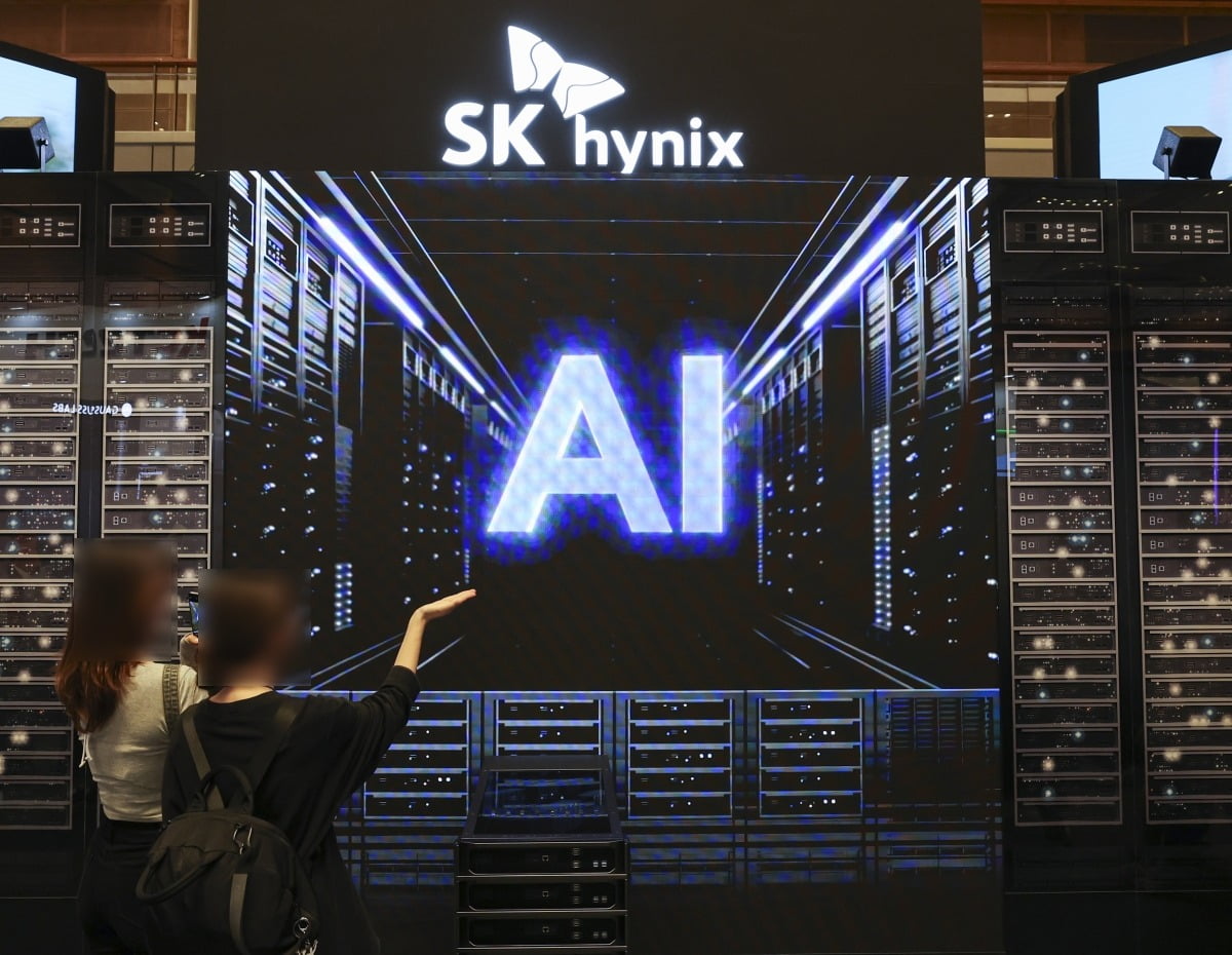 ‘제26회 반도체대전 SEDEX 2024’ SK하이닉스 부스에서 AI 관련 영상이 나오고 있다.