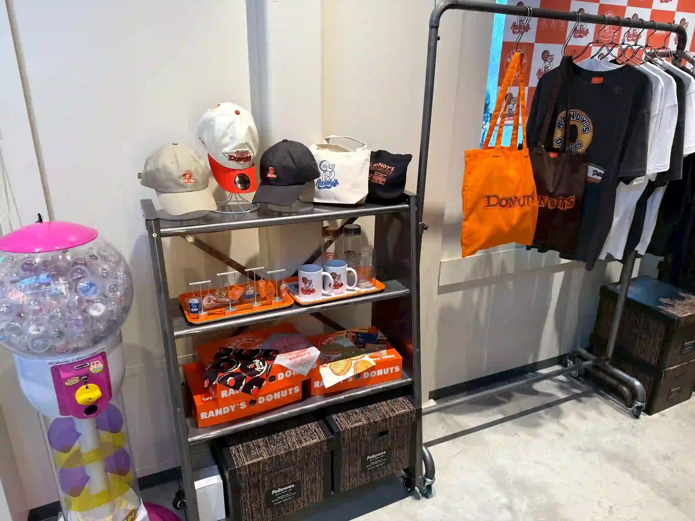 랜디즈 도넛의 굿즈도 놓칠 수 없다!