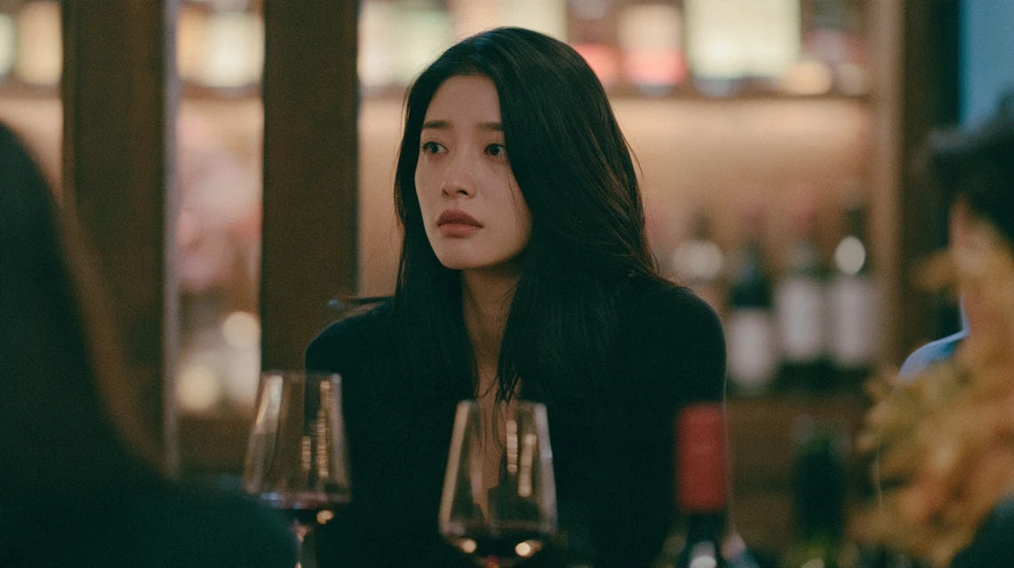 와인에 대해 공부하며 흥미를 키우는 사람