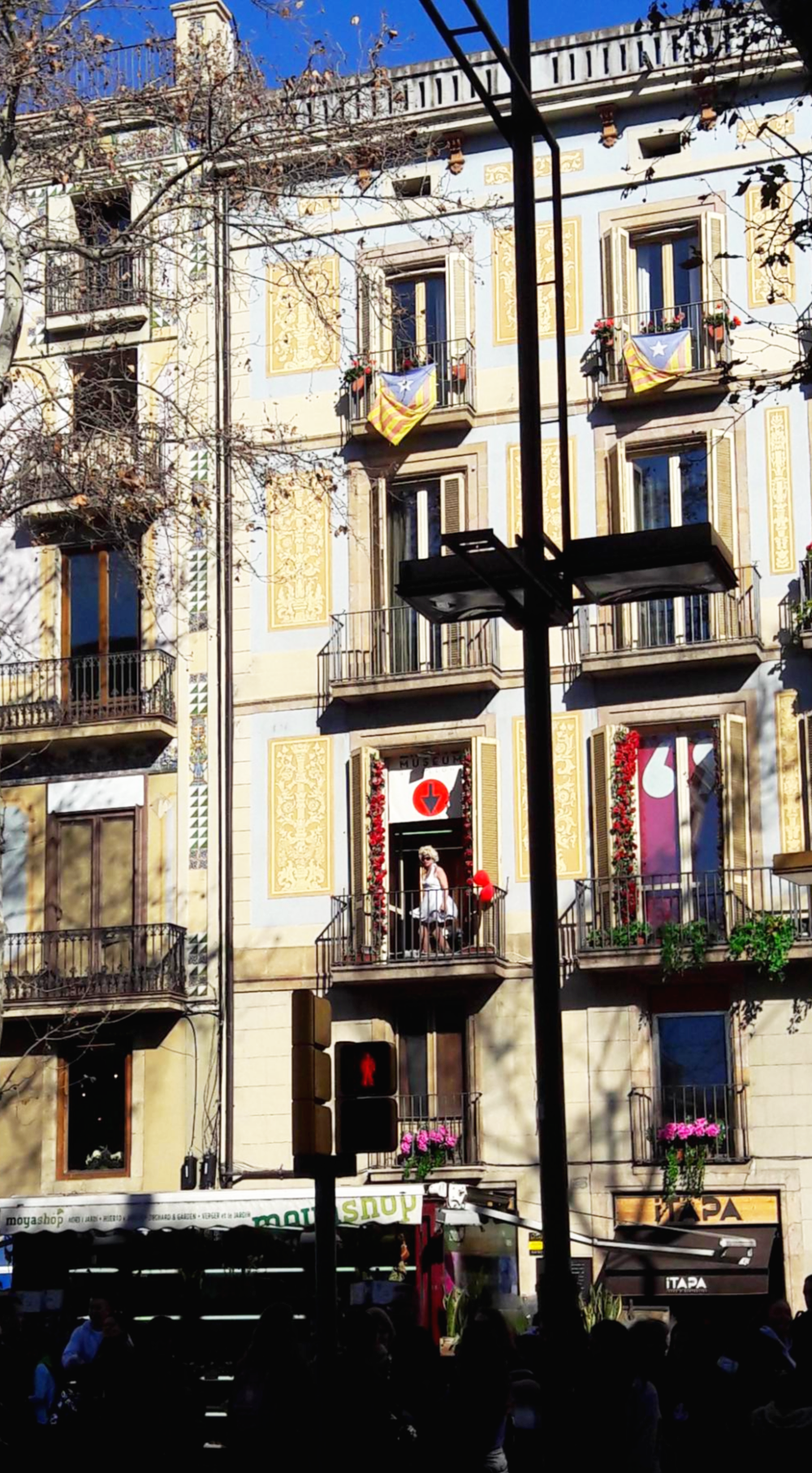 스페인 바르셀로나 창문 공연 마릴린먼로