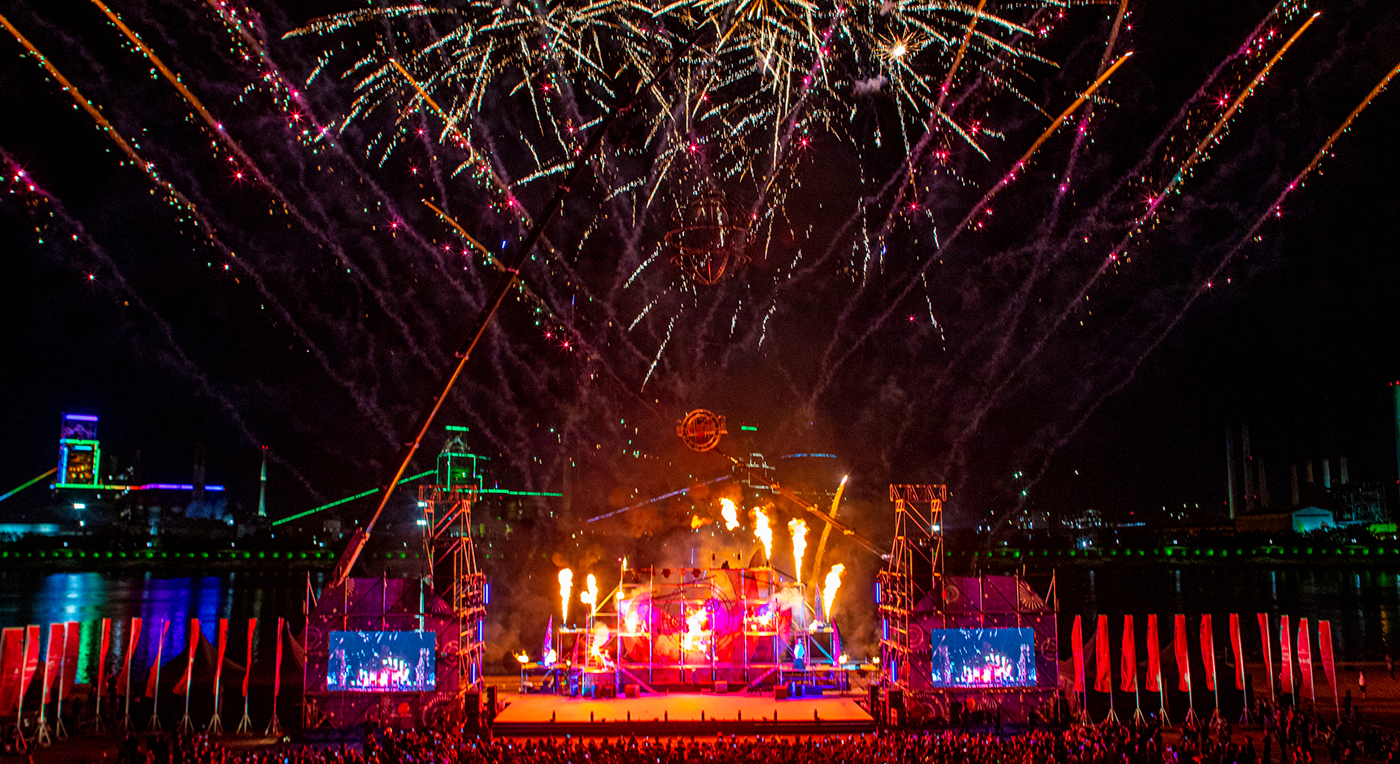 화려한 네온사인의 공연장 위로 솟아오르는 불꽃