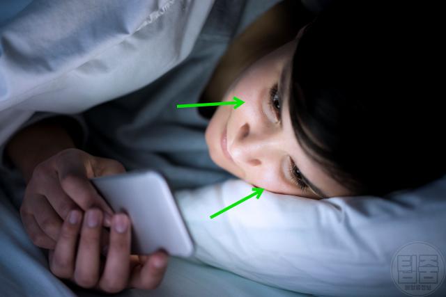눈밑 지방 다크서클 원인 휴대폰 모니터