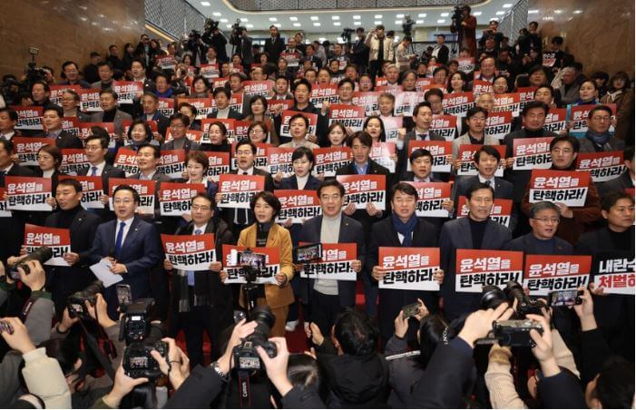 더불어민주당 의원이 국회에서 윤석열 탄핵을 주장하고 있다.