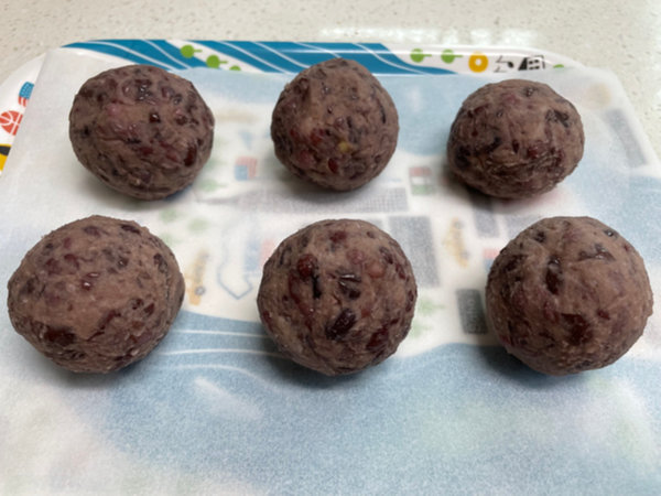 찹쌀떡 만들기 - 팥앙금으로 동그랗게 빚은 속재료