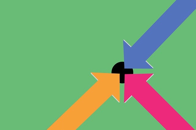 검은 점 하나로 모이는 세 개의 다른 색 화살표들