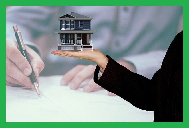 신청서-쓰는-손과-손-위의-집