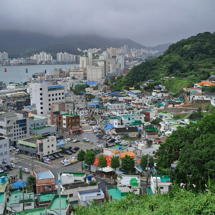 통영시내가 펼쳐져 있습니다.