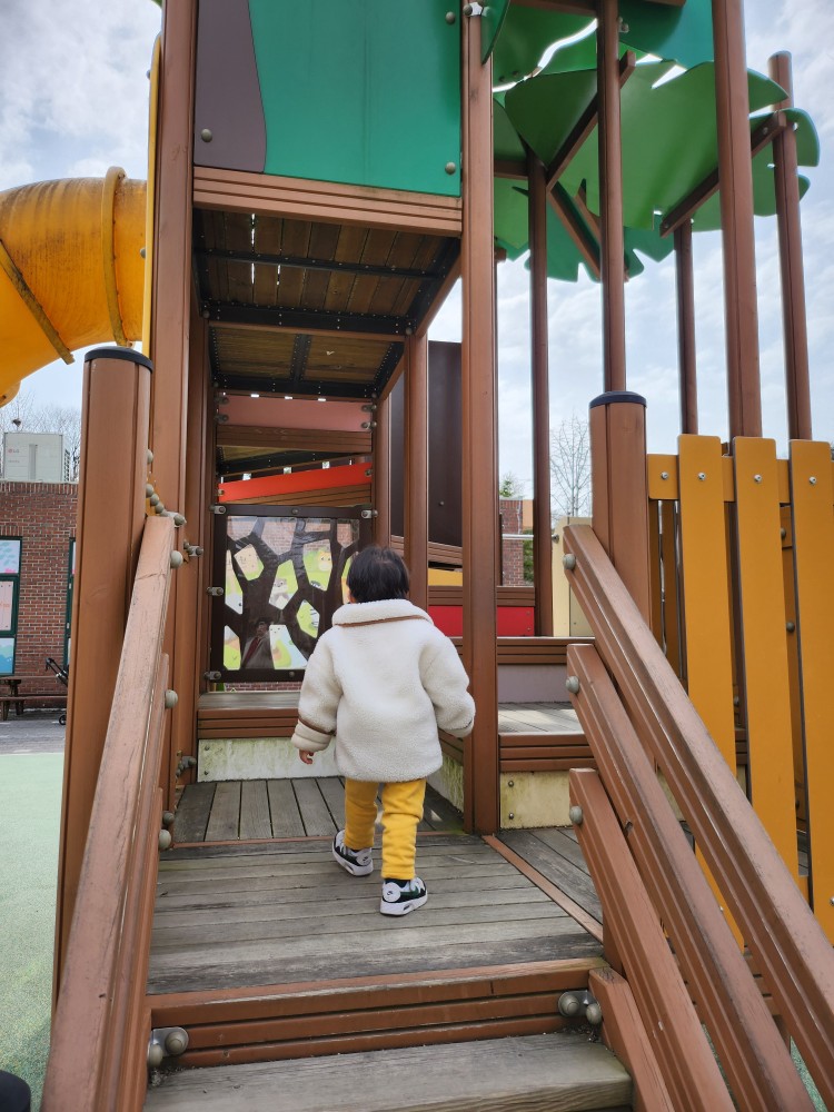 놀이터에서 노는 아이