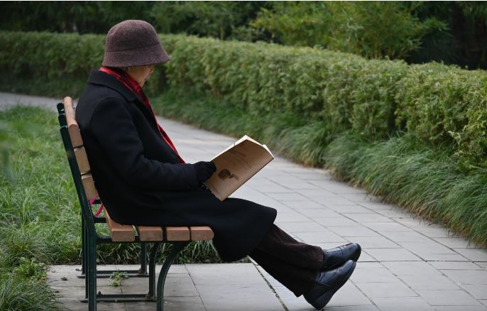 벤치에서 책 읽는 노인