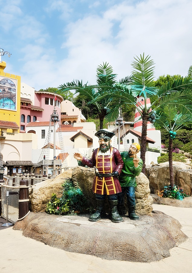 2명의 해적 조형물