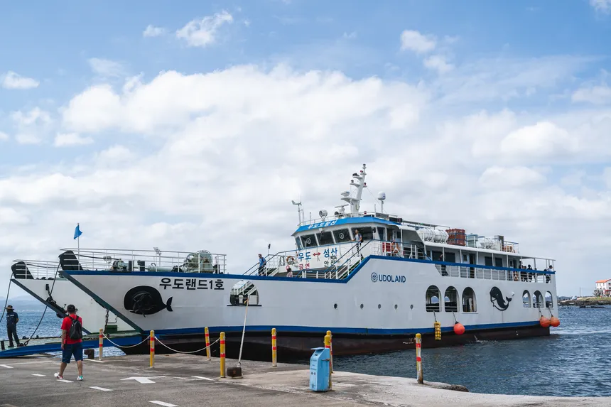 제주 우도로 향하는 배를 타는 관광객들과 소라축제가 열리는 바닷가 풍경