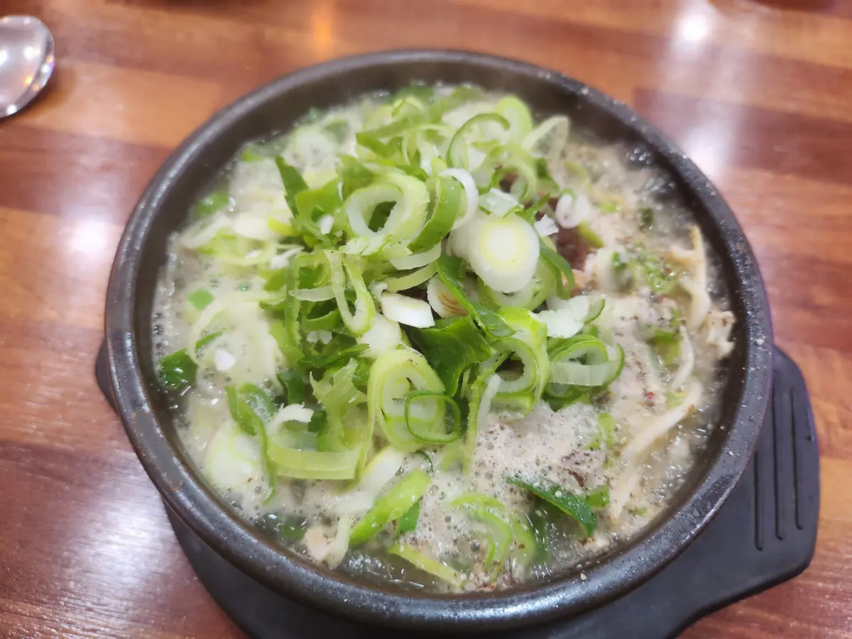 주문한-메뉴-해장국-내장탕에-가득-들어있는-콩나물과-대파