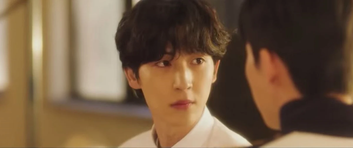 내손너_미술신씬_호태를_무표정으로_쳐다보는_동희