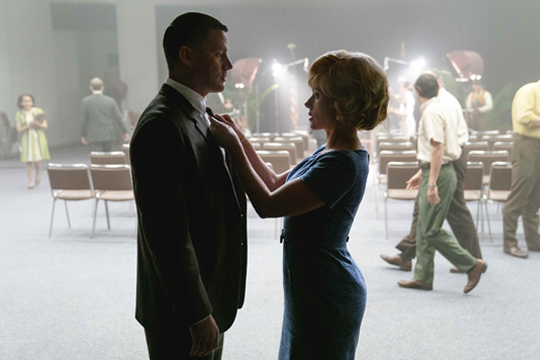 넥타이를 고쳐주는 켈리 존스(스칼렛 요한슨) - 출처 : 다음 검색