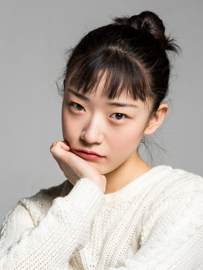 심달기-턱괴는-사진