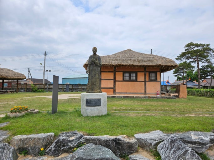 신리성지 다블뤼 주교 동상과 생가 전경