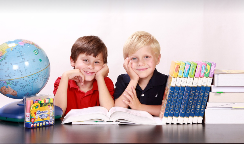 사회과목을 배우는 학생2명