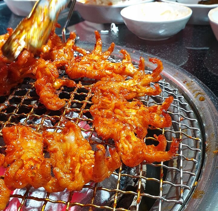 은화계-닭발이-꽃모양처럼-통통하게-불판에서-먹음직스럽게-구워지고있다