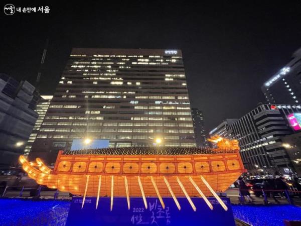 바닥에 연출한 푸른 바다와의 조화가 인상적인 서울 빛초롱 작품 '거북선'