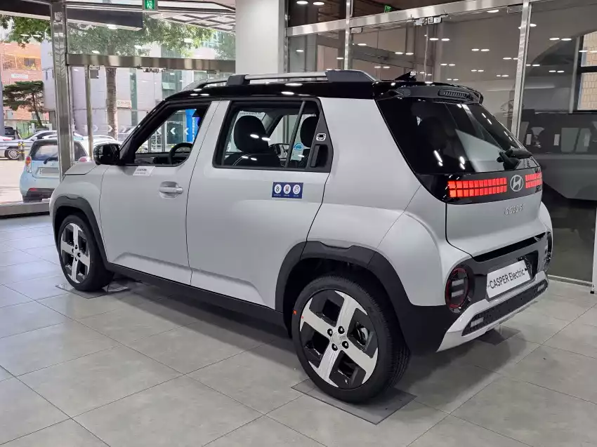 측후면에서 본 캐스퍼 일렉트릭 에어로 실버 매트는 이렇습니다.