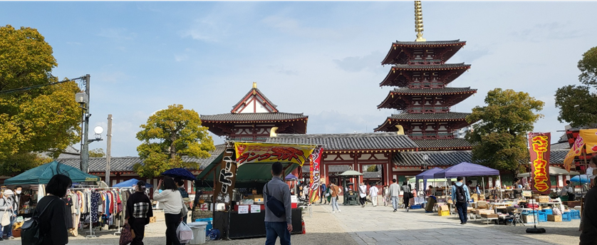 오다이시상 이치(お大師さんの市)’는 골동품, 전통공예, 먹거리로 활기 넘치는 풍경