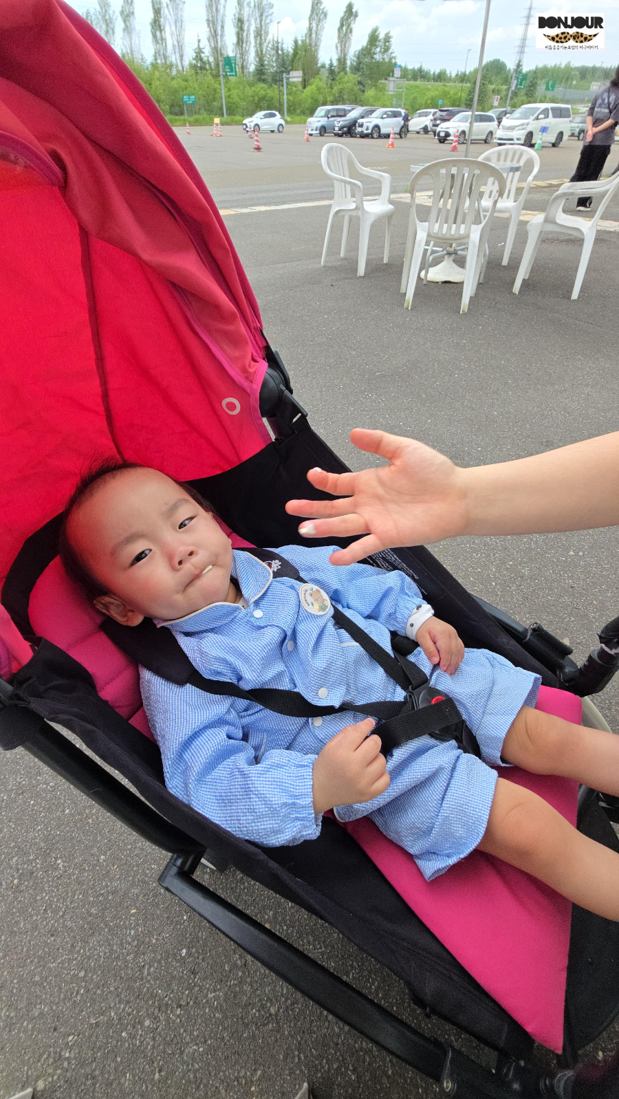 10개월 아기가 슈크림빵을 한입 먹고 있는 모습