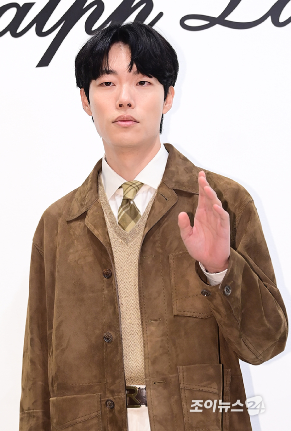 배우 한소희와 열애를 인정한 배우 류준열이 19일 서울 옥션 강남센터에서 진행된 한 패션 브랜드 포토콜 행사에 참석하고 있다. [사진=정소희 기자]