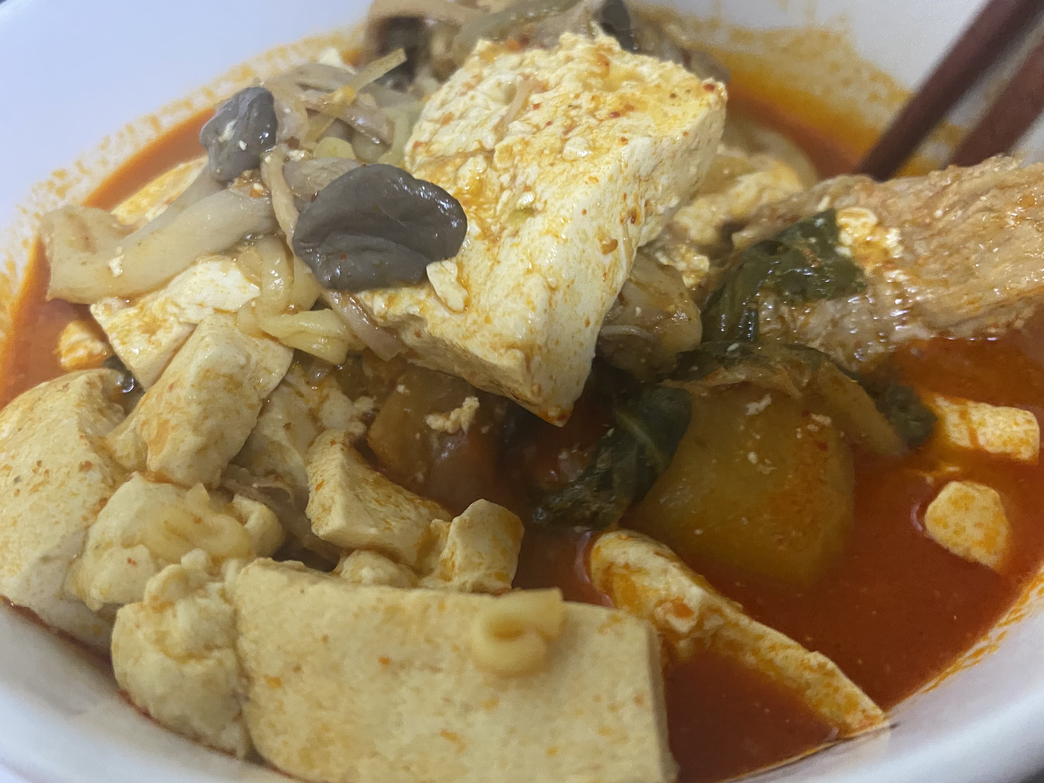 비비고 순살감자탕 조리 후 그릇에 담겨있는 사진입니다.