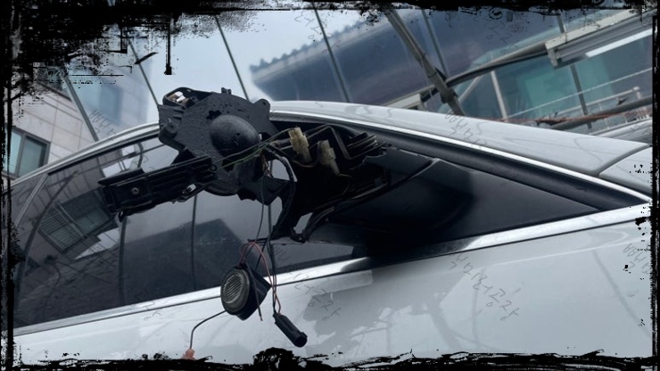 아우디 Q5(1세대) 사이드미러 프레임 파손 하단부